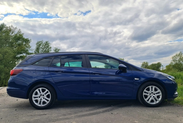 Opel Astra cena 42500 przebieg: 122000, rok produkcji 2019 z Otwock małe 466